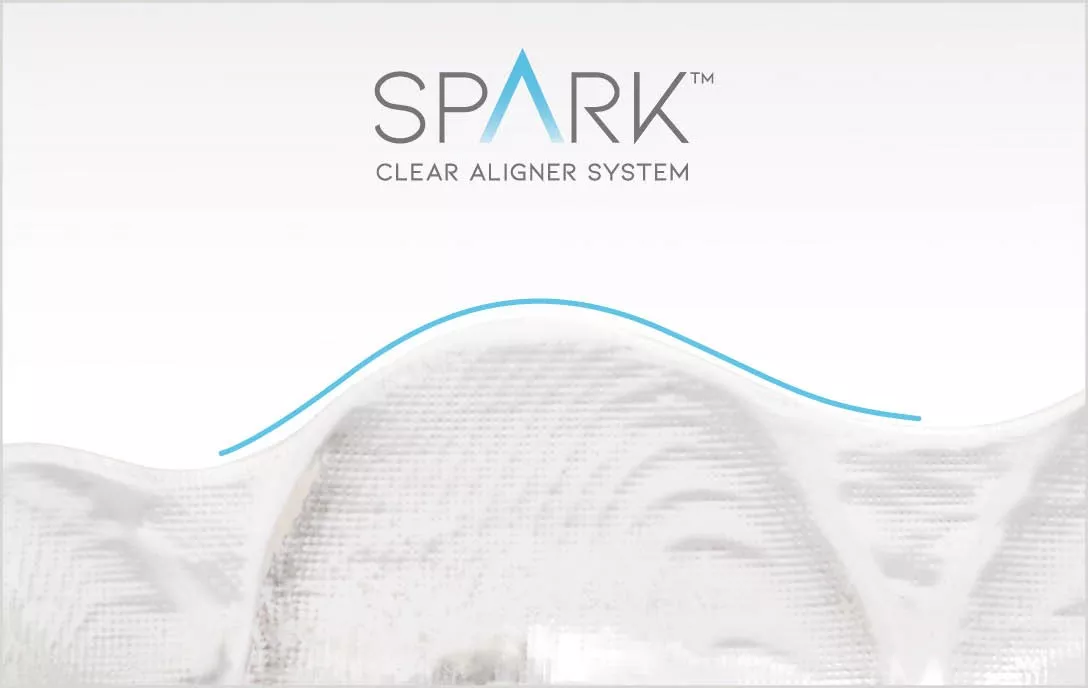 Borde pulido del alineador Spark siguiendo la línea gingival